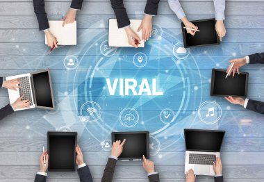 VIRAL içgüdü, sosyal ağ konsepti ile toplantı yapan bir grup insan