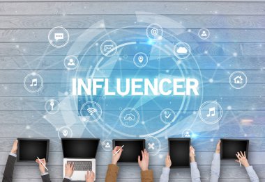 INFLUENCER ile toplantı yapan bir grup insan, sosyal ağ konsepti