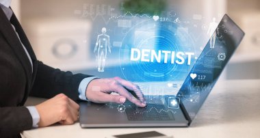 Doktor DENTIST yazıtlarıyla sağlık kontrolü yapıyor, tıbbi test sonuçlarını kaydediyor.