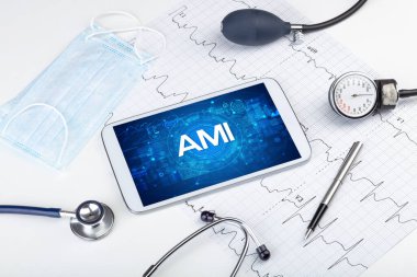 AMI kısaltması olan bir tabletin yakın çekim görüntüsü, tıbbi konsept