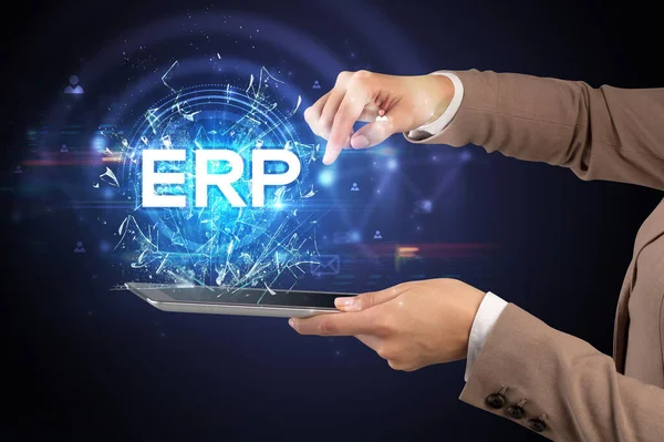 ERP kısaltmalı bir dokunmatik ekran, modern teknoloji kavramı