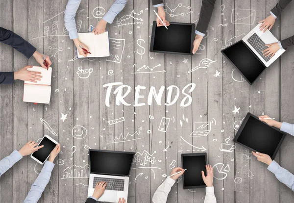 TRENDS yazıtları ve ortak çalışma konseptiyle birlikte çalışan bir grup iş adamı