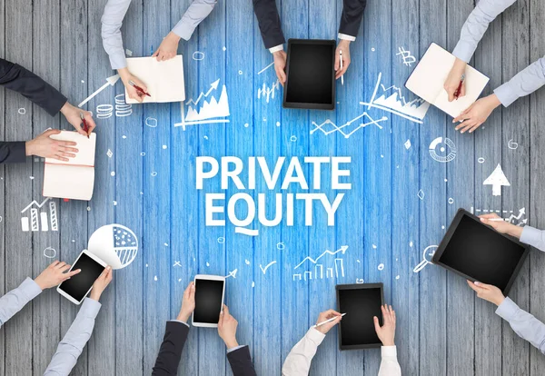 Grupa Zajętych Pracujących Biurze Napisem Private Equity Pomyślna Koncepcja Biznesowa — Zdjęcie stockowe