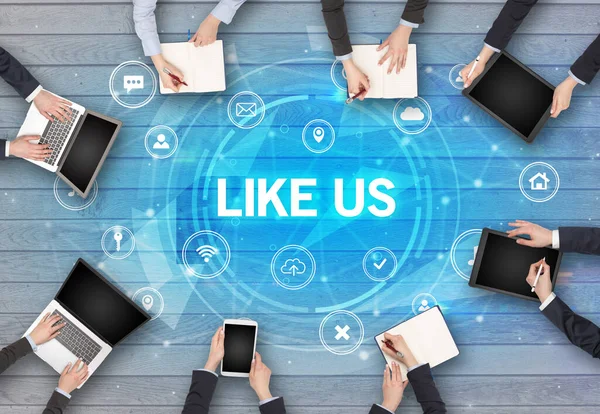 Bir grup insan, ABD anlayışı, sosyal ağ konseptiyle toplantı yapıyor.