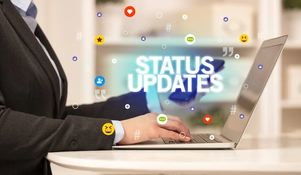 Mulher Freelance Usando Laptop Com Inscrição Status Updates Conceito Mídia — Fotografia de Stock