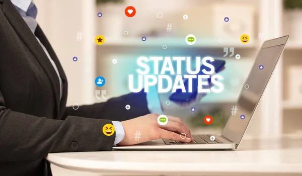 使用带有Status Updates铭文的笔记本电脑的自由女作家 社交媒体概念 — 图库照片