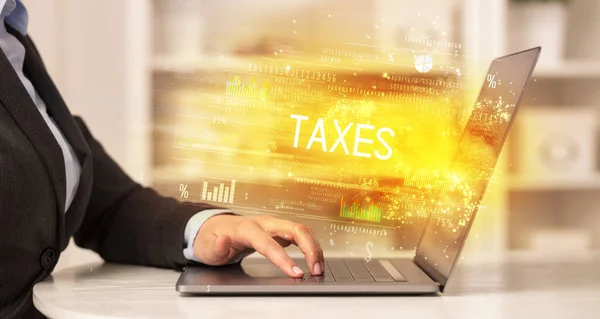 Close Van Zakenman Handen Werken Laptop Met Taxes Inscriptie Succesvolle — Stockfoto