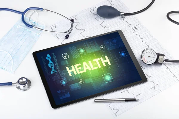 Tablettdator Och Medicinsk Utrustning Med Hälsa Inskription Förebyggande Koncept — Stockfoto