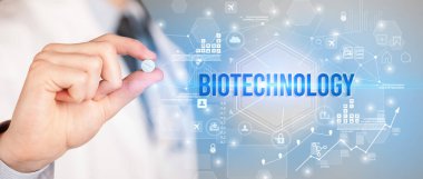 Doktor BIOTECHNOLOGY yazıtlı bir hap veriyor, yeni teknoloji çözüm konsepti