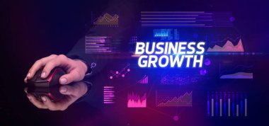 BÜYÜK GROWTH yazıtları ve siber iş konseptiyle el ele tutuşmak