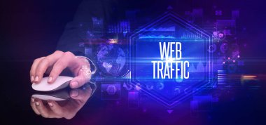 Web TRAFFIC yazıtları ve siber güvenlik konseptiyle el ele tutuşmak