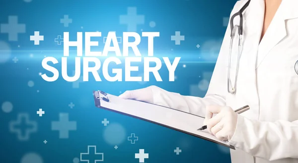 Arzt Schreibt Notizen Auf Klemmbrett Mit Herzchirurgie Aufschrift Erste Hilfe — Stockfoto