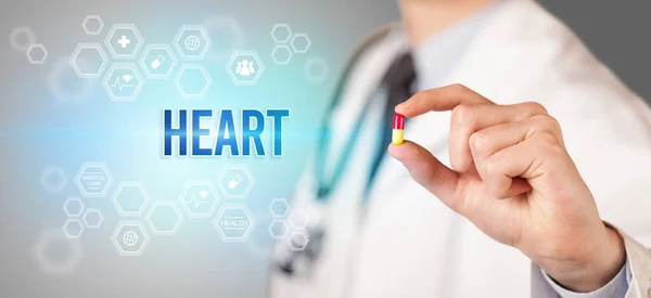 Zbliżenie Lekarza Dającego Pigułkę Napisem Heart Koncepcja Medyczna — Zdjęcie stockowe