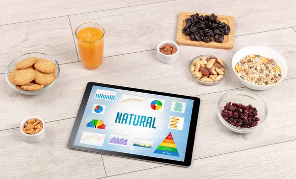 Alimentos Orgânicos Tablet Mostrando Inscrição Natural Composição Nutricional Saudável — Fotografia de Stock