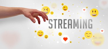 Kesilmiş ellerin yakın çekimi STREAMING yazıtına, sosyal medya kavramına işaret ediyor