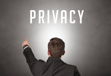 Özel yazıtlara ve siber güvenlik kavramına sahip bir işadamının arka görünüşü