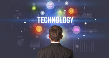 TECHNOLOGY yazıtları ve modern teknoloji kavramına sahip bir işadamının arka görüşü