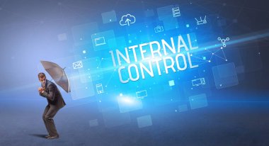 Siber saldırı ve InterTERNAL Kontrol yazıtları ve çevrimiçi güvenlik konseptiyle savunma yapan bir iş adamı.