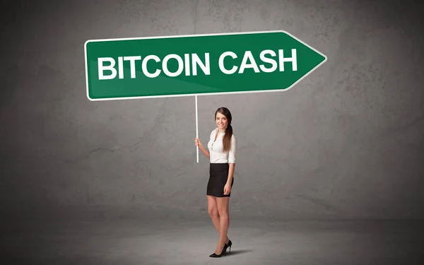 Junger Geschäftsmann Lässigem Halten Eines Verkehrsschildes Mit Bitcoin Cash Aufschrift — Stockfoto