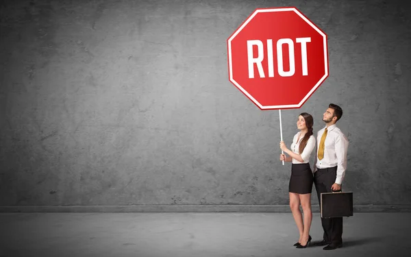 Riot Yazıtlı Yol Tabelası Tutan Genç Işadamı Yeni Kural Kavramı — Stok fotoğraf