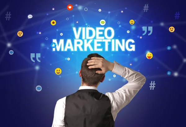 Visão Traseira Homem Negócios Com Inscrição Marketing Vídeo Conceito Rede — Fotografia de Stock