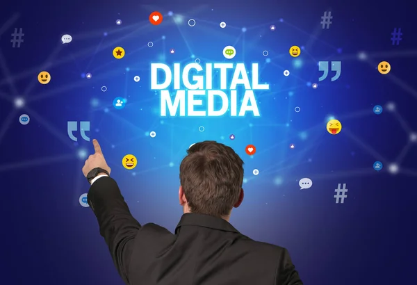 デジタルメディアの碑文を持つビジネスマンの背面ビュー ソーシャルネットワーキングコンセプト — ストック写真