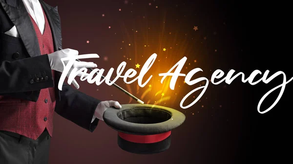 Magik Pokazuje Magiczną Sztuczkę Napisem Travel Agency Koncepcja Podróży — Zdjęcie stockowe