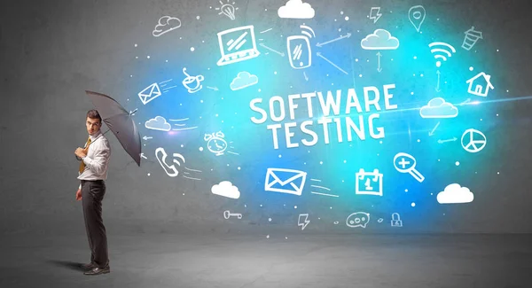 Software Testing 개념에서 우산으로 방어하는 사업가 — 스톡 사진