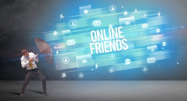 ONLINE ARKADAŞLAR yazıtlarından şemsiye ile yakışıklı iş adamı savunması, yeni nesil medya kavramı