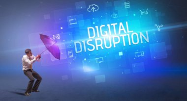 Siber saldırı ve DIGITAL DISRUPTION yazıtları ve çevrimiçi güvenlik kavramına karşı şemsiyeyle savunma yapan iş adamı