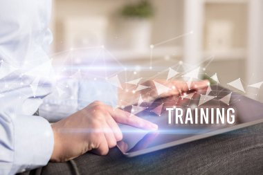 Eğitimli tablet kullanarak ellerinizi kapatın, modern iş teknolojisi kavramı.