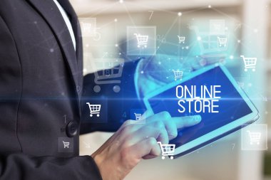 Genç kişi, ONLINE Mağazası yazısıyla çevrimiçi alışveriş uygulaması üzerinden alışveriş yapıyor