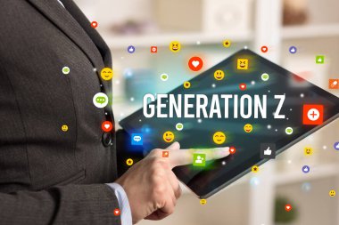 Sosyal medya simgeleri ve GENERATION Z yazıtlarıyla multimedya oynayan işadamını kapat