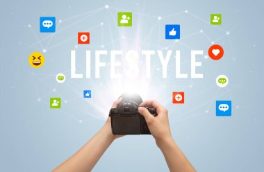 LIFESTYLE yazısıyla sosyal medya içeriğini yakalamak için kamera kullanmak, sosyal medya içeriği kavramı