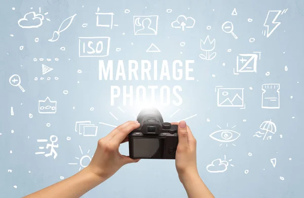 Ruční Fotografování Digitálním Fotoaparátem Nápisem Marriage Fotos Koncepce Nastavení Fotoaparátu — Stock fotografie