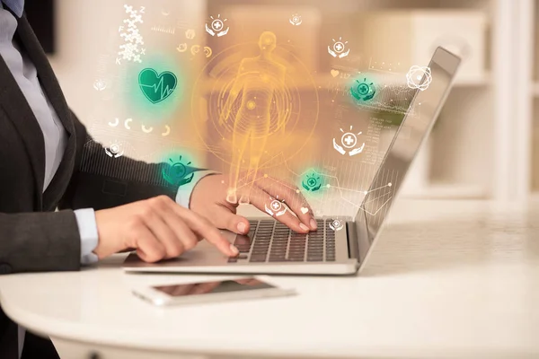 Arzt Arbeitet Laptop Mit Herauskommenden Ekg Symbolen Gesundheitskonzept — Stockfoto