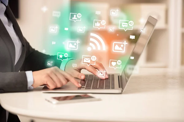 Jugendlicher Surft Auf Laptop Mit Wifi Icons Social Media Konzept — Stockfoto