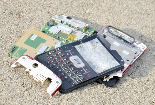 Broken cell phone — Stock Photo, Image