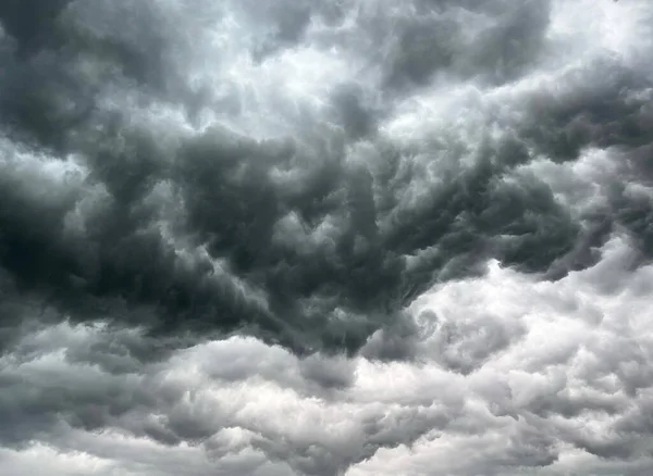 Dark Eerie Storm Clouds Stockfoto