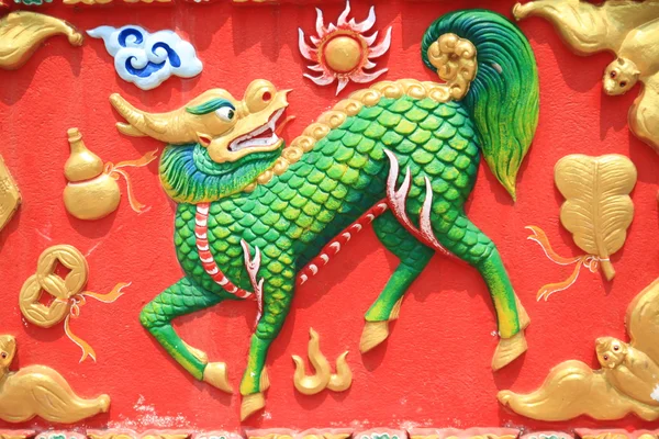 Dragon motiv från en tempel vägg — Stockfoto