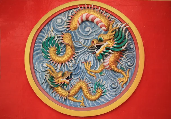 Dragon motiv från en tempel vägg — Stockfoto
