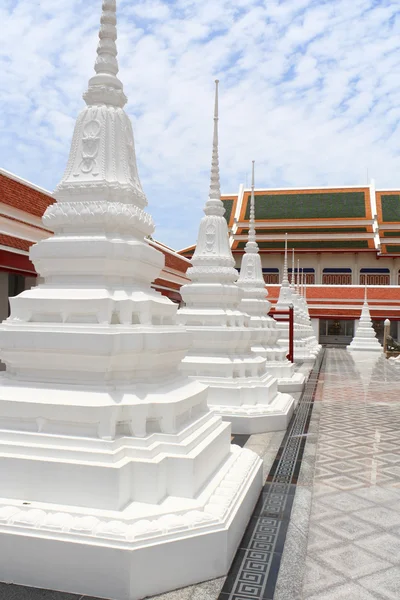 Weiße Pagode im thailändischen Tempel — Stockfoto