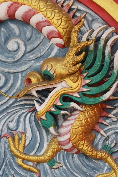 Dragon motiv från en tempel vägg — Stockfoto