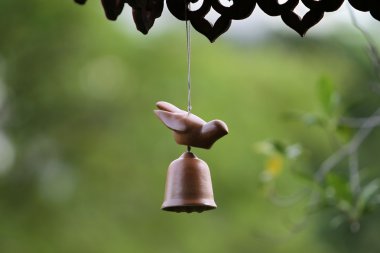 Kil kuş ve bell yeşil zemin üzerine