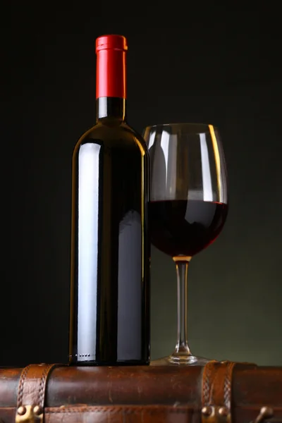 Бутылка красного вина — стоковое фото