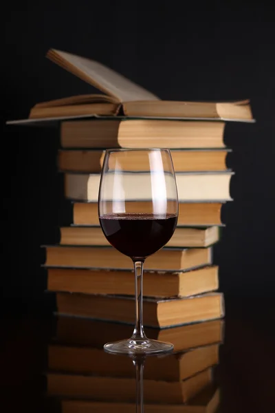 ワイングラスと書籍 — ストック写真
