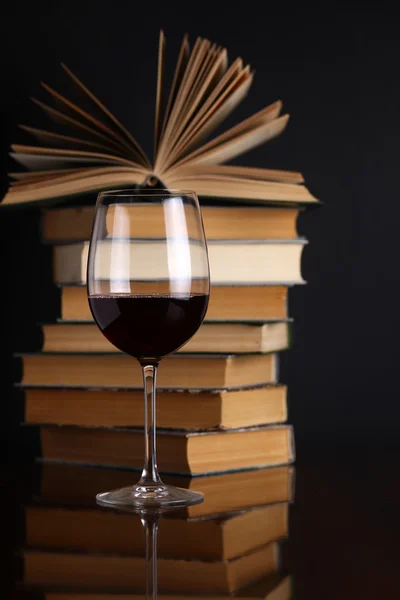 Weinglas und Bücher — Stockfoto