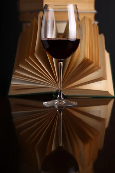 Şarap kadehi ve kitaplar