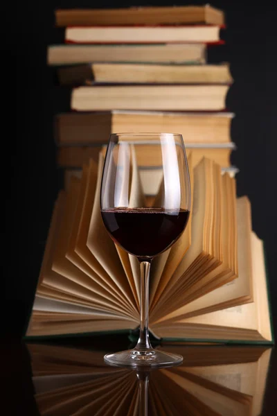 ワイングラスと書籍 — ストック写真