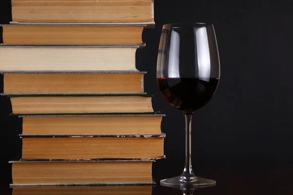 Şarap kadehi ve kitaplar